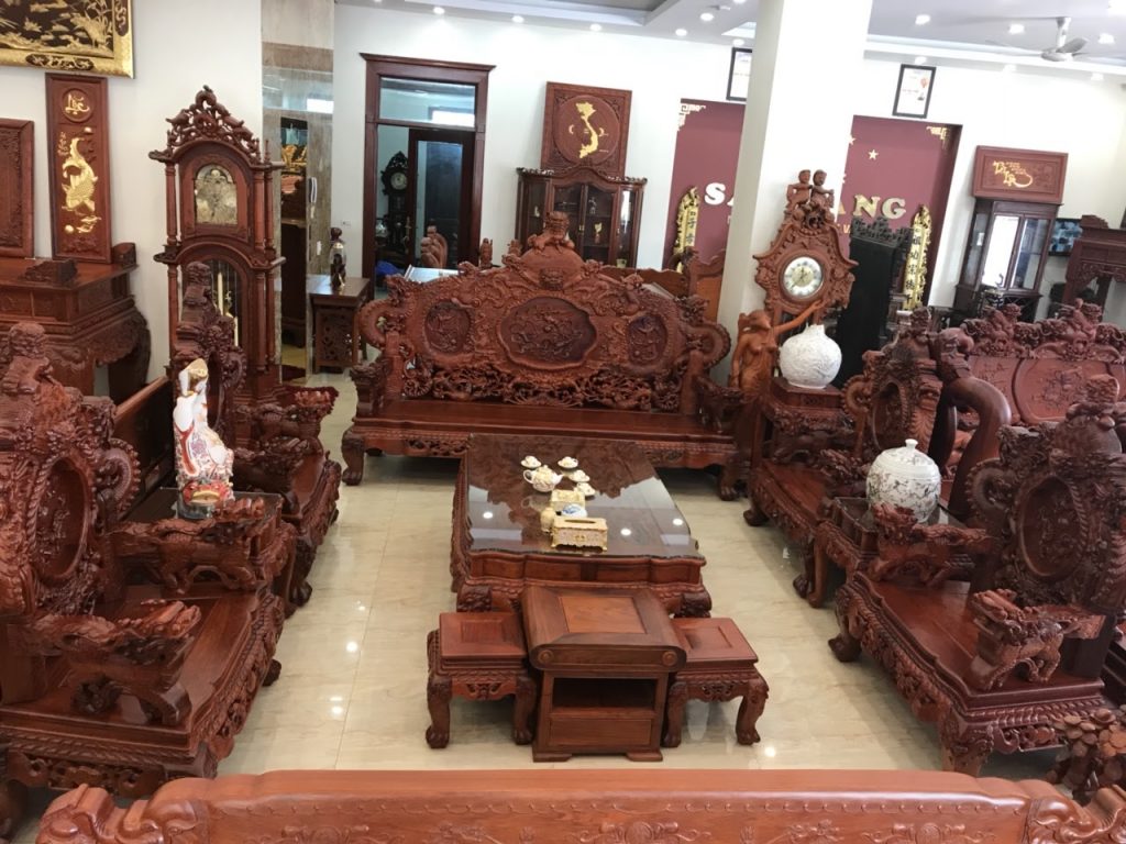 Bộ bàn ghế gỗ hương Rồng Đỉnh tạo sự sang trọng cho căn nhà, khẳng định đẳng cấp của chủ nhân.